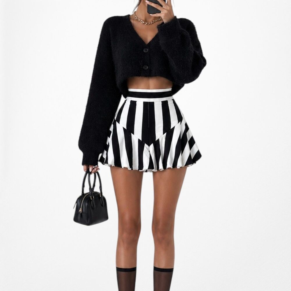 Vintage Y2K 90s Black White High Waisted Ruffle Pleated Striped Shorts Size XS/S